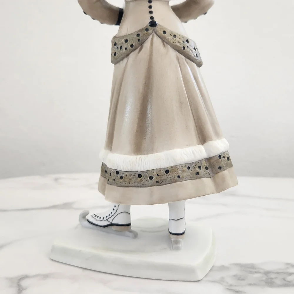 Avon Mrs. Albee 2014 Figurine  Collector’s Edition - Picture 5 of 16